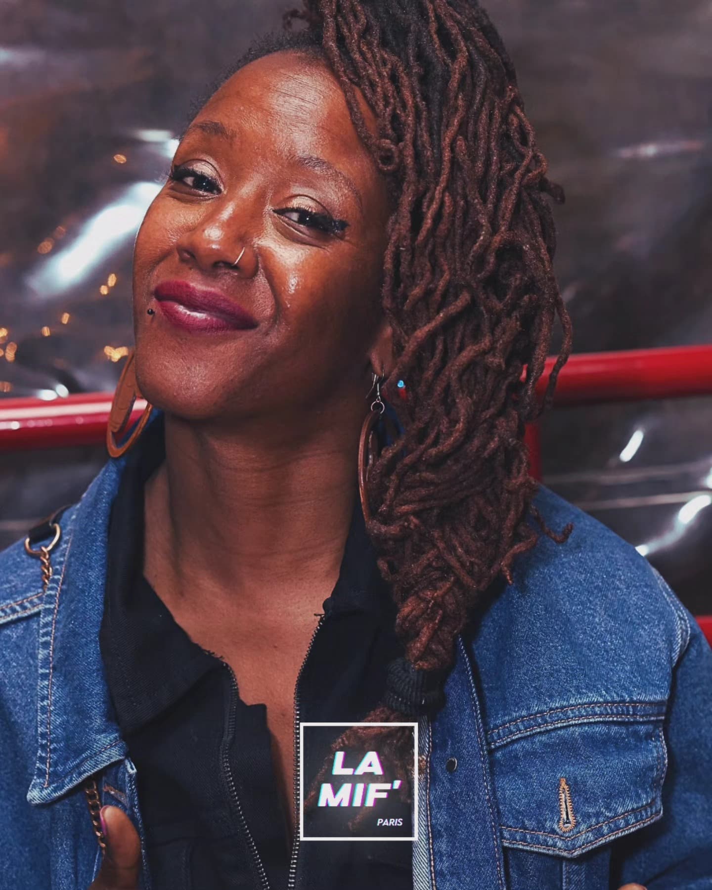 Portrait souriant d'une invitée aux locks, boucles d'oreilles créoles