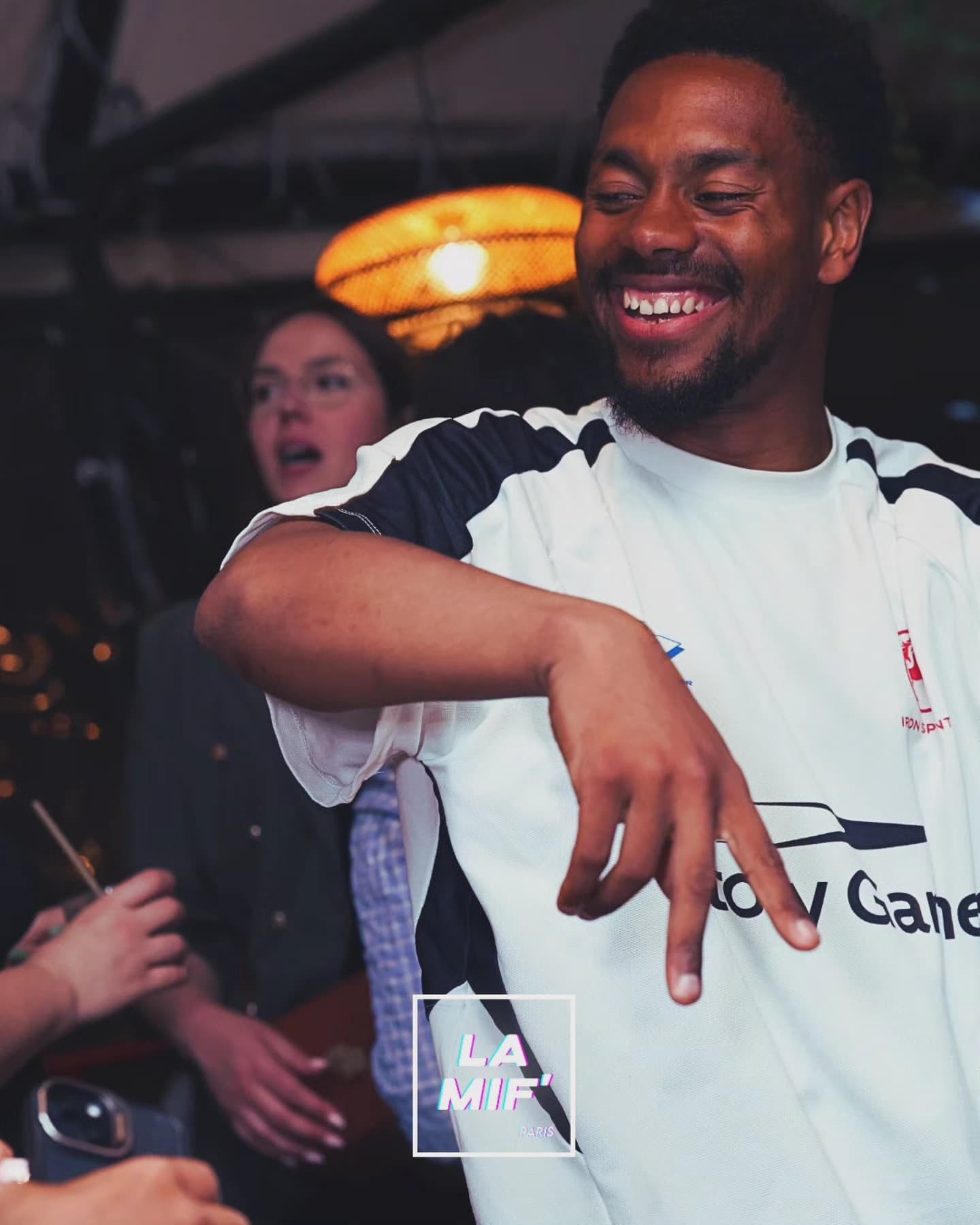 Invité en plein fou rire pendant la soirée LA MIF