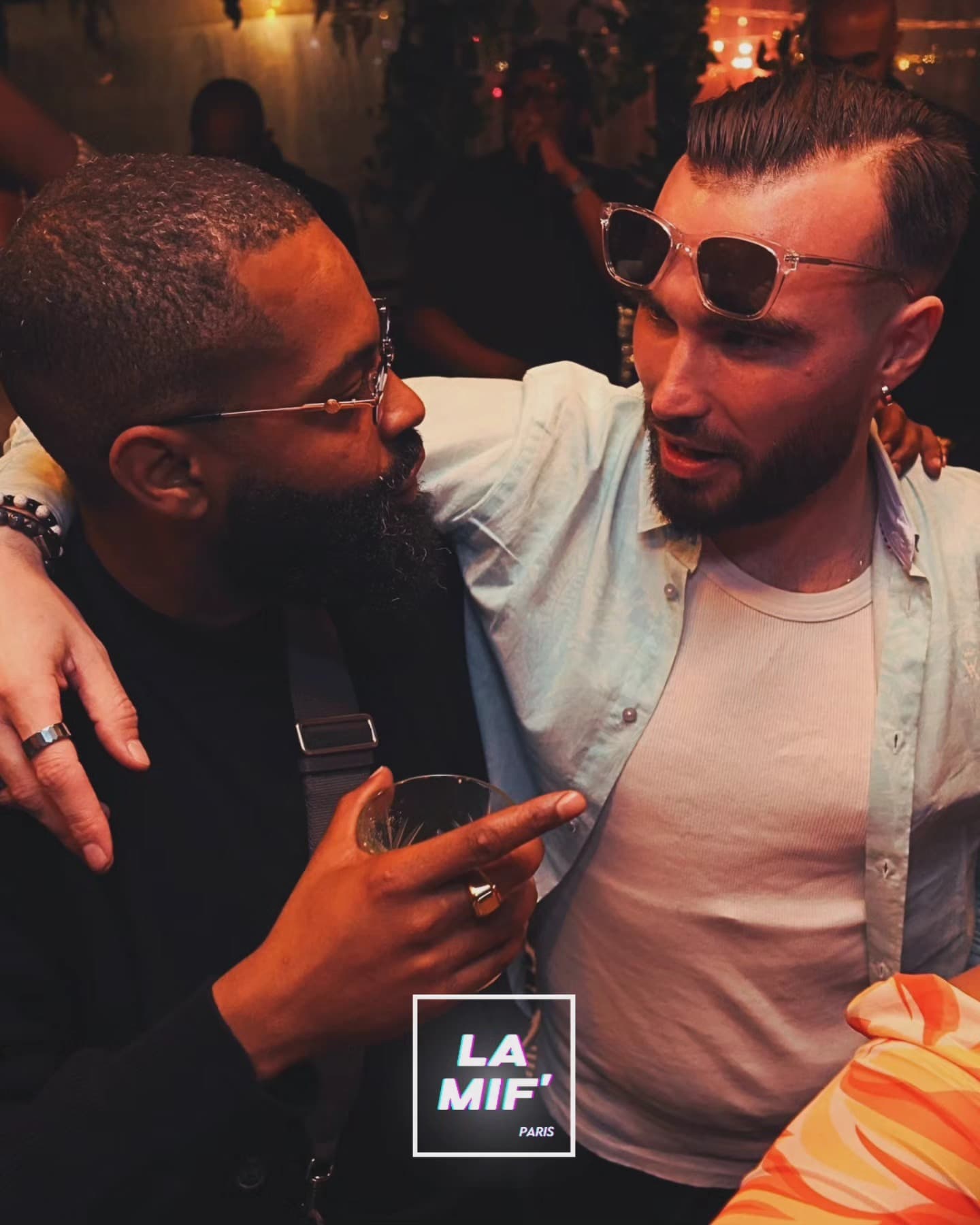 Deux amis complices, bras sur l'épaule, en pleine discussion